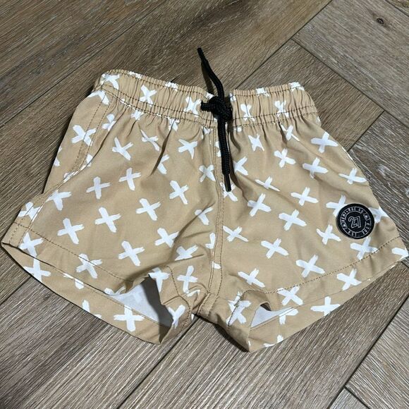 Remi + Rae Co x-me out Hybrid Shorts - Picture 2 of 7
